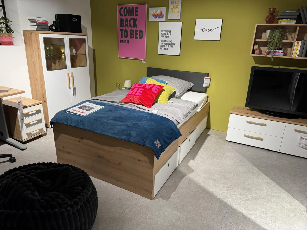 Jugendzimmer / Appartement Bett mit Nachtkonsole Boston